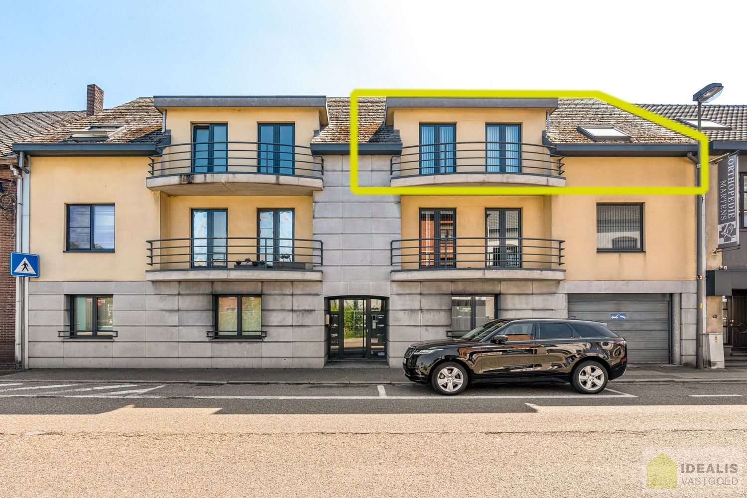 DEALIS VASTGOED – INSTAPKLAAR APPARTEMENT MET 2 SLAAPKAMERS, LICHTRIJKE LEEFRUIMTE, BADKAMER, GOED UITGERUSTE KEUKEN, GARAGEBOX EN AUTOSTAANPLAATS OP EEN UITERST GUNSTIGE LOCATIE AAN DE RAND VAN HET CENTRUM VAN PELT! foto 2