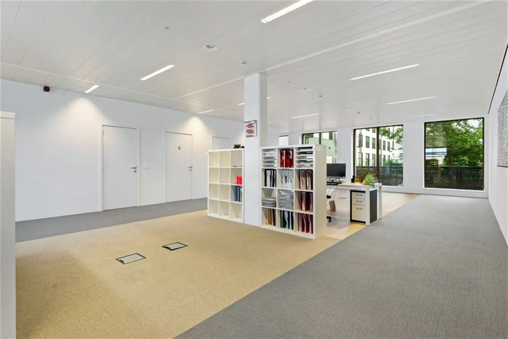 Gelijkvloerse kantoorruimte te koop in de India Natie foto 5