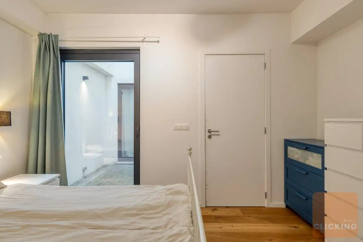 Stijlvol en recent appartement met tuin en patio foto 14