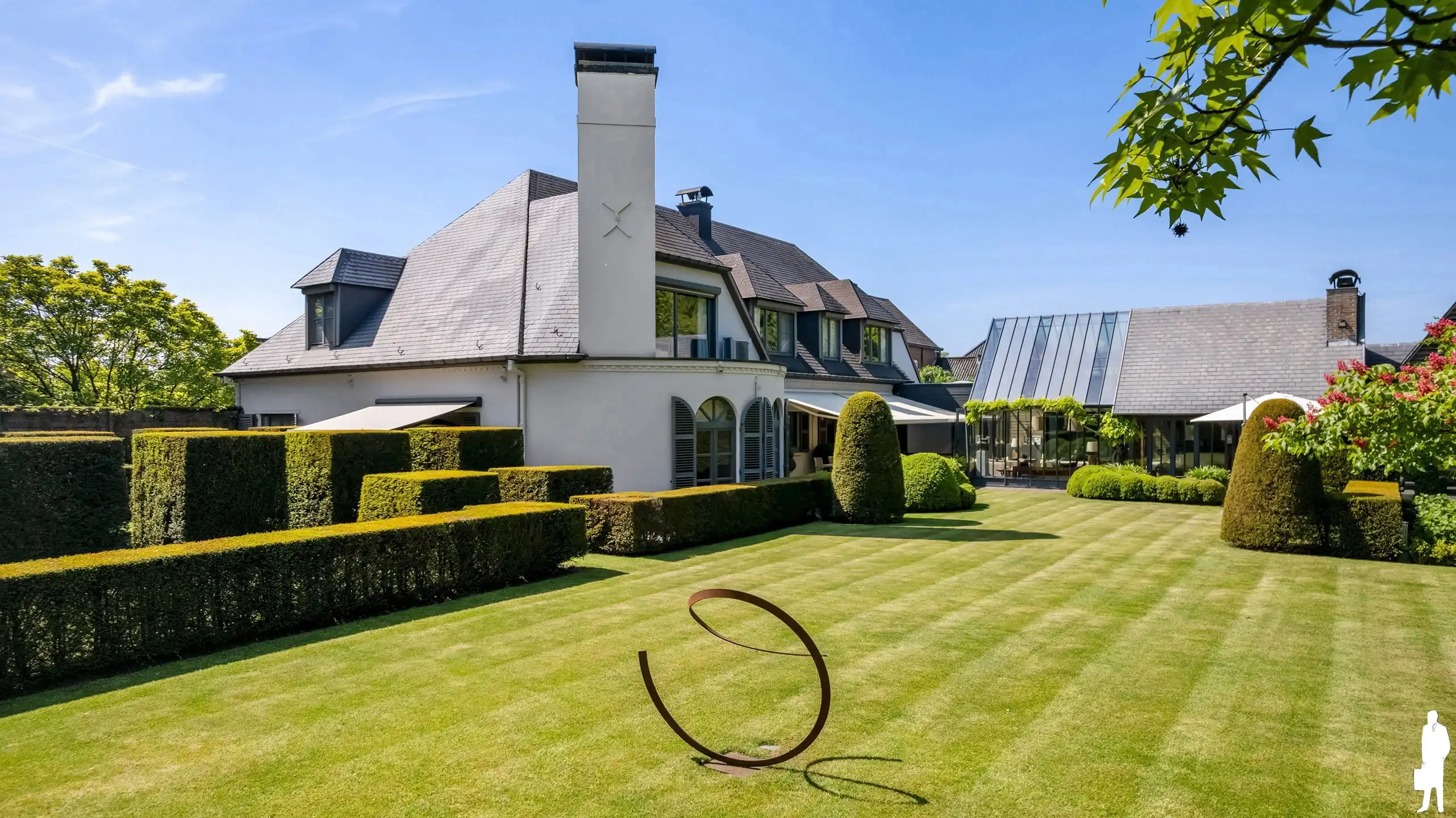 Villa met zwembad, vijver, polyval. ruimte + garage. foto {{pictureIndex}}