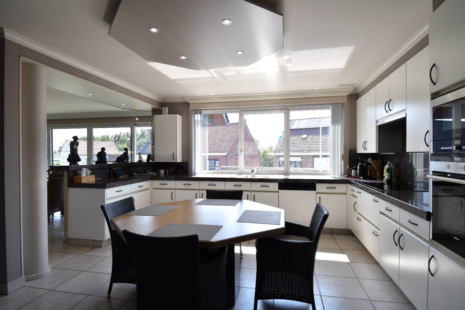 Instapklare villa met 5 slaapkamers én grote handelsruimte te koop in Gullegem foto 2