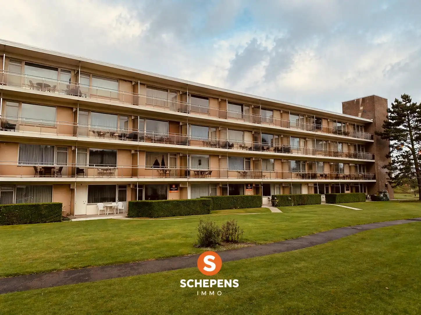 Hoofdfoto van de publicatie: Volledig gerenoveerd 1 slaapkamer appartement te koop in het Park Atlantis te De Haan aan zee.