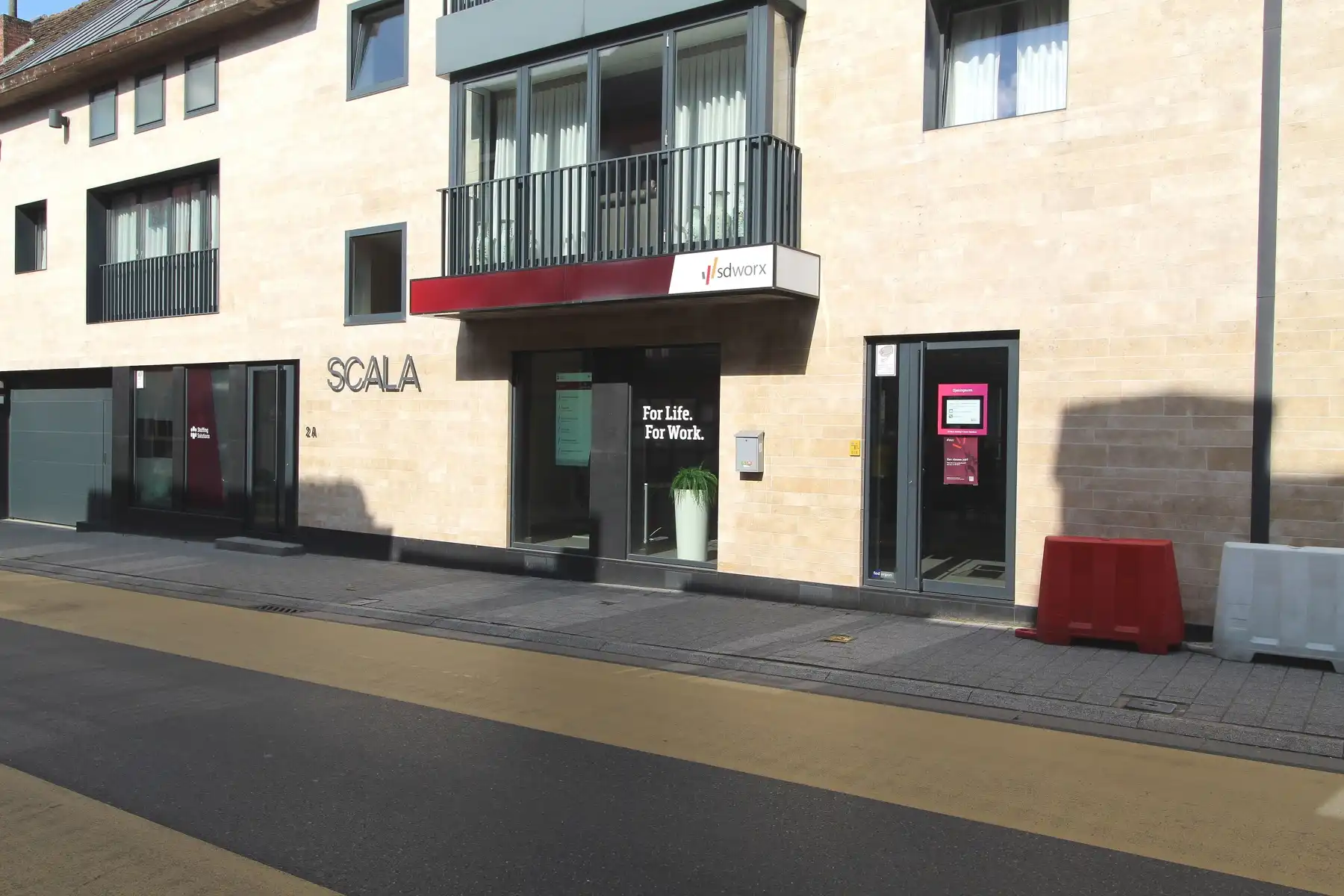 Uitstekende, centraal, gelegen kantoorruimte te Wetteren foto {{pictureIndex}}