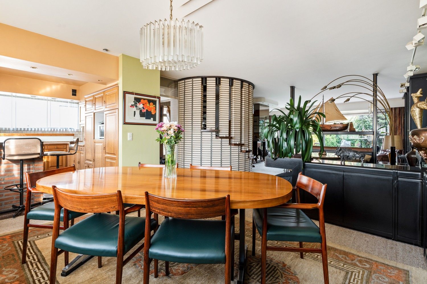 Karaktervolle halfopen woning met garage, oprit en gezellige tuin nabij het centrum van Borsbeek! foto 6