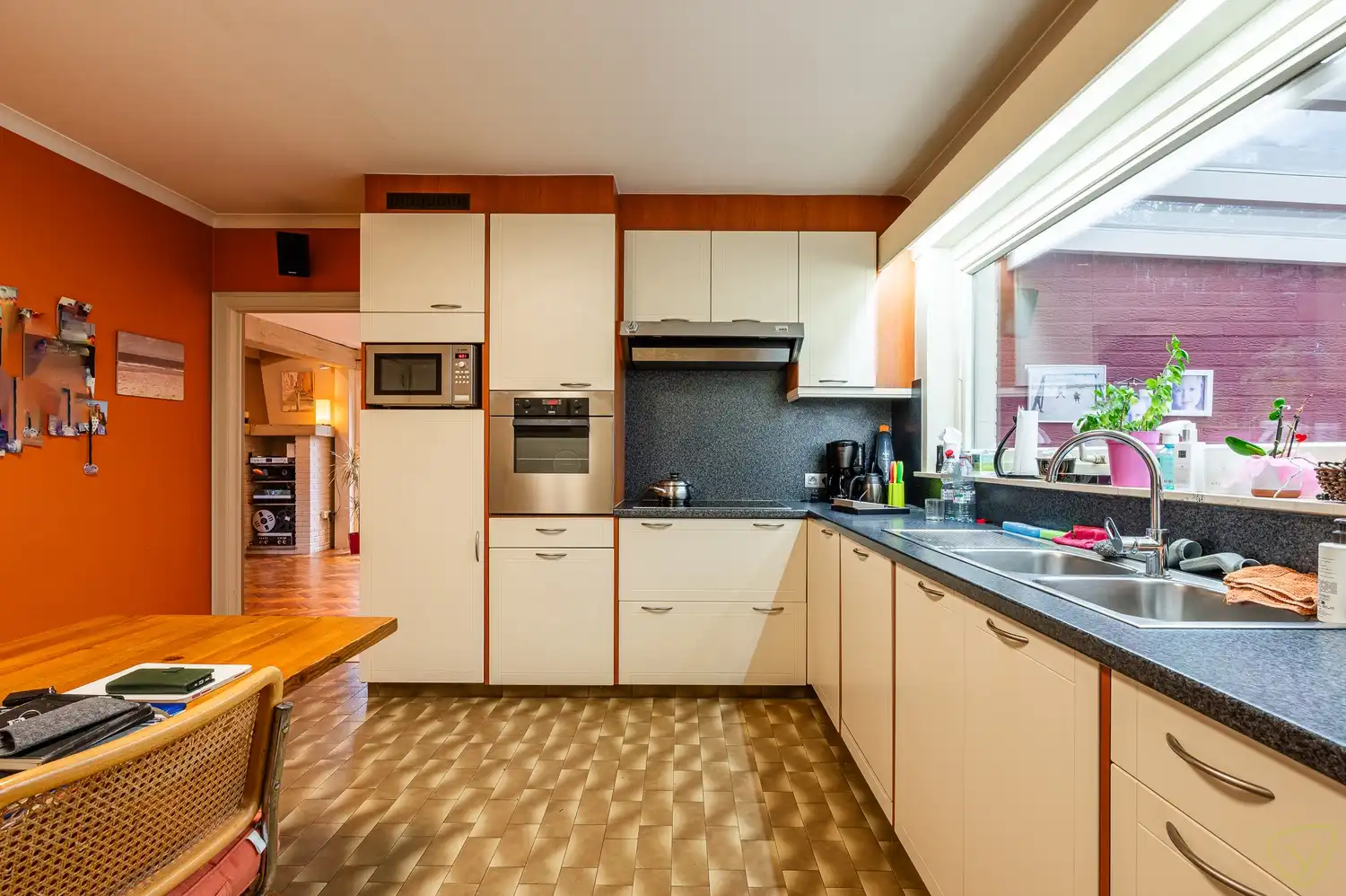 Kwalitatief afgewerkte woning met praktijkruimte en uitzonderlijk ruime kelderverdieping foto 11