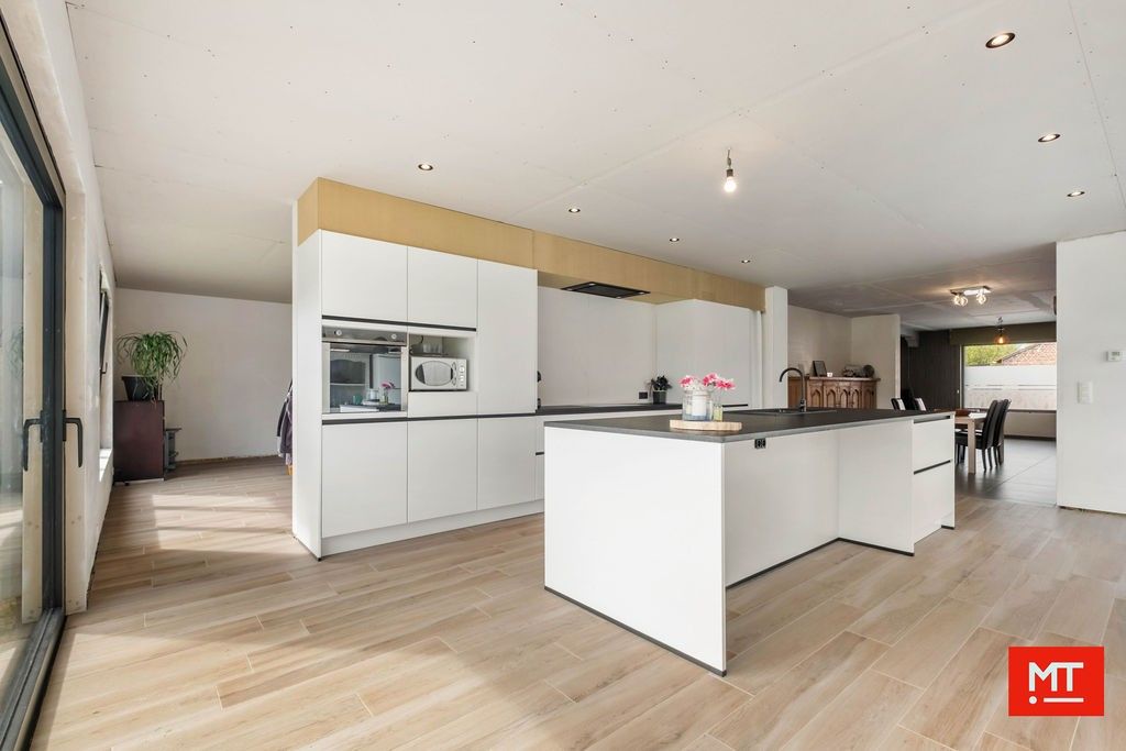 Bijzonder ruime alleenstaande woning op 1.828 m² in het centrum van Langemark foto 6