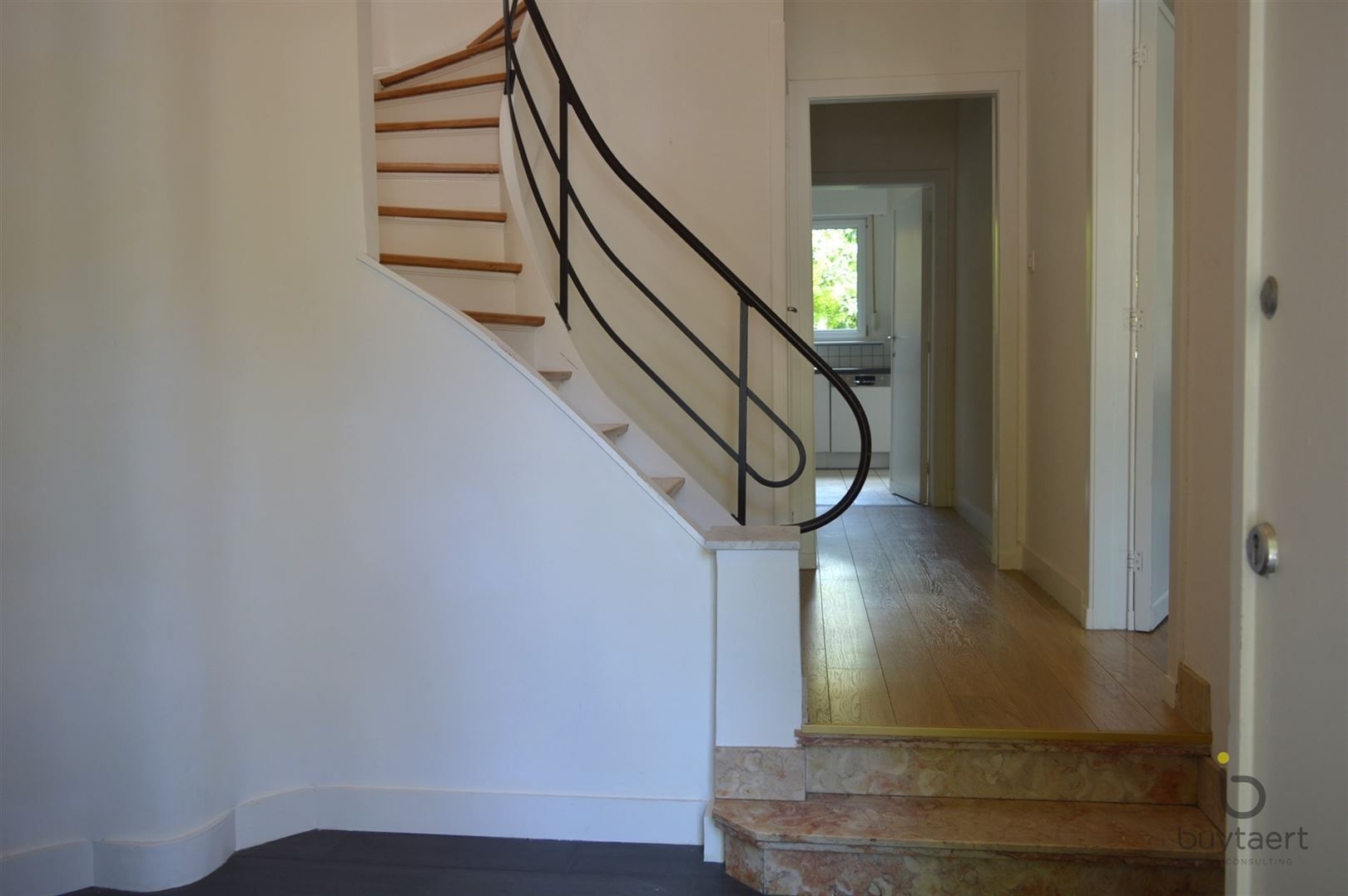 Karaktervolle art deco woning met vier slaapkamers en tuin midden in het welgekende "Pullhof" te Berchem. foto 9