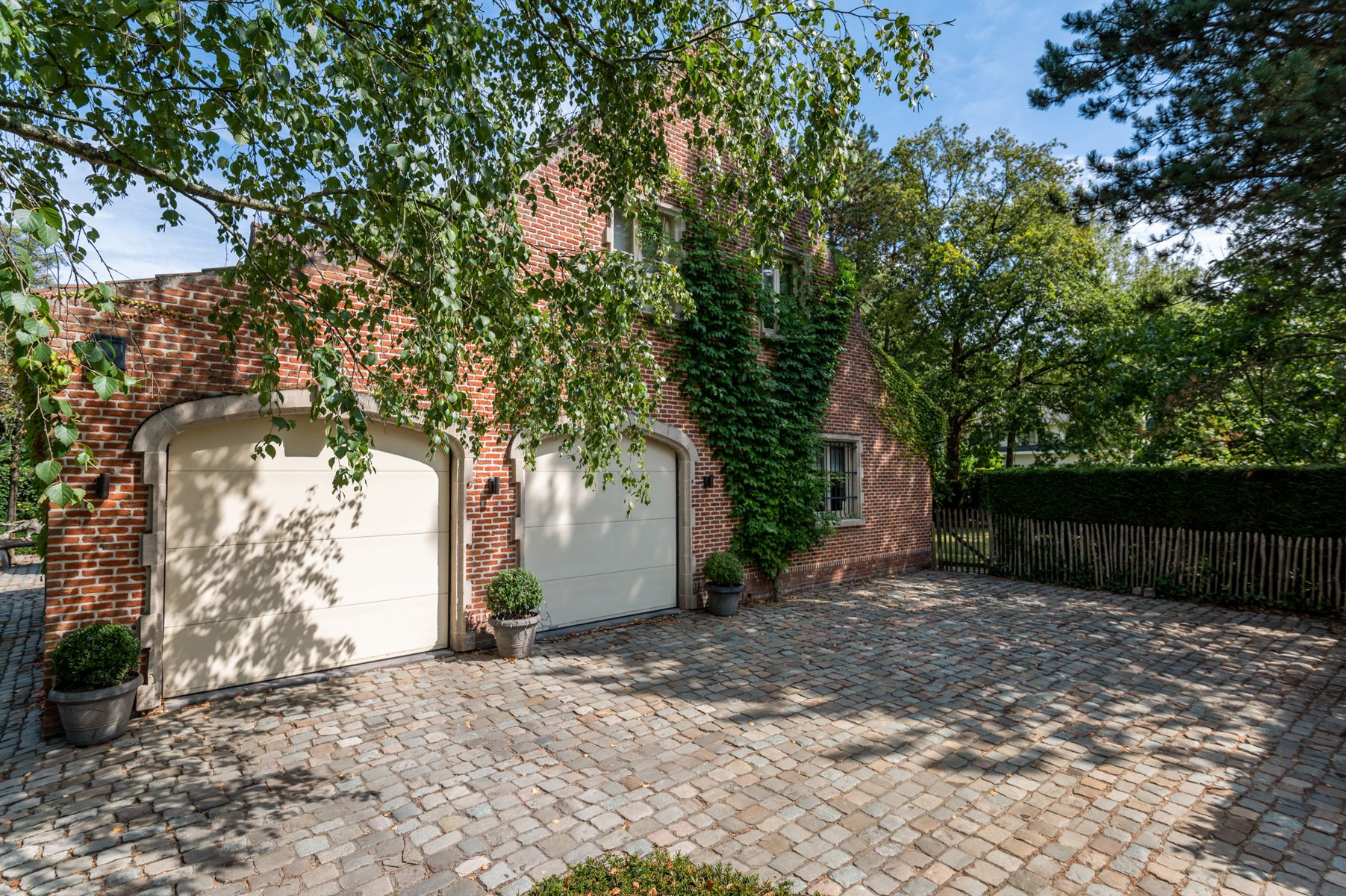 Ruime villa met aparte praktijkruimte op ca. 2.168 m2. foto 31