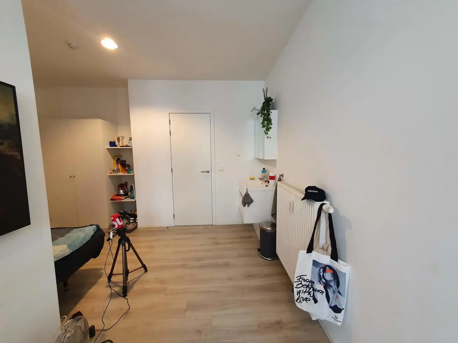 Grote moderne studentenkamer met eigen badkamer foto 7