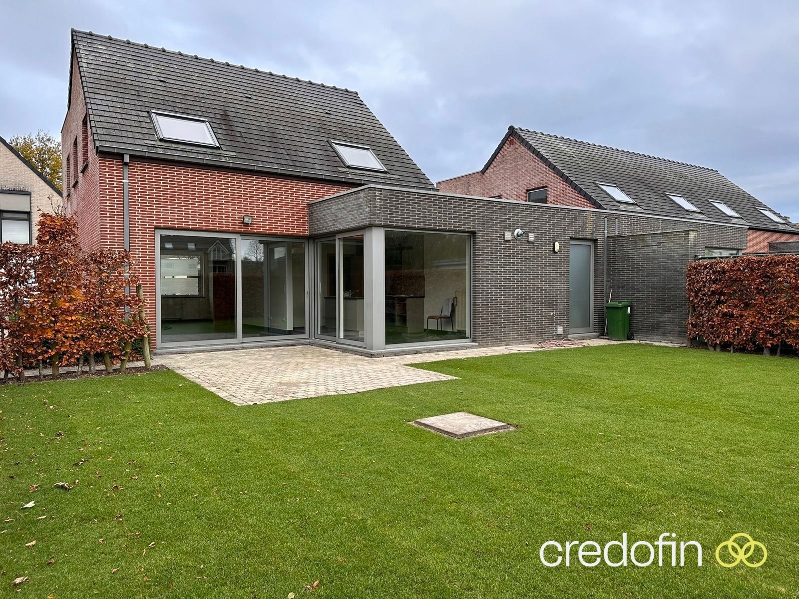 Goed gelegen woning met 3 slk, bureau en garage foto 3