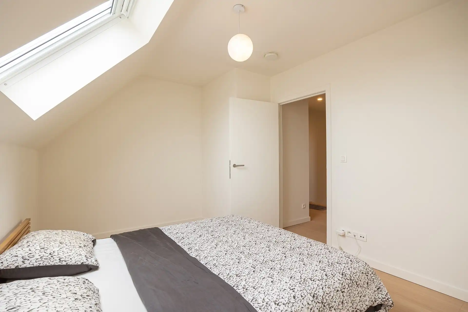 Recent triplexappartement met 2 slaapkamers en carport foto 14