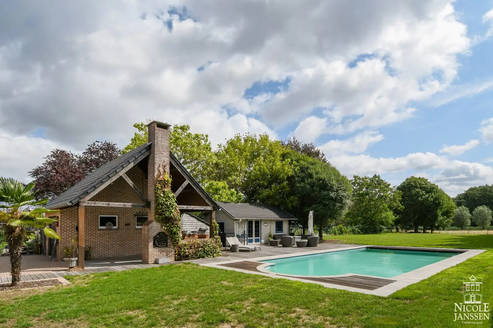 Instapklare gezinswoning met vier slaapkamers en zwembad foto 33