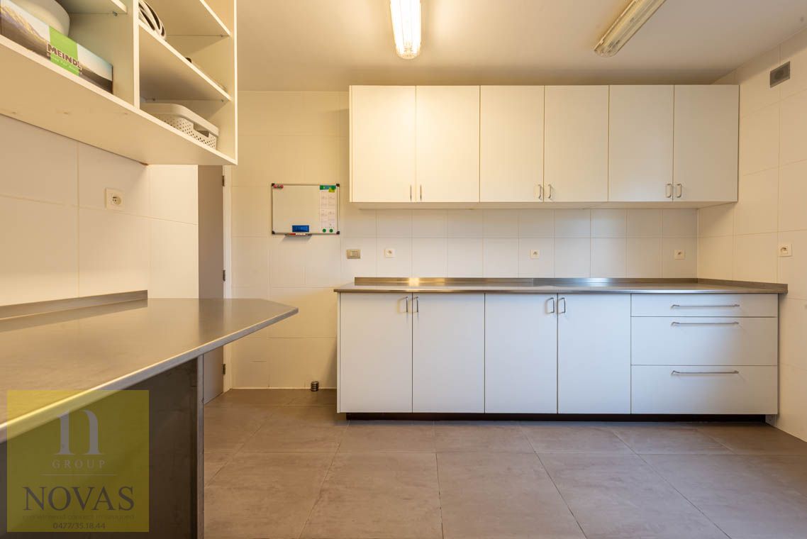 Ruime instapklare woning met 4 tot 5 slaapkamers, zonnepanelen, airco, inpandige garage en buitenstaanplaatsen foto 14