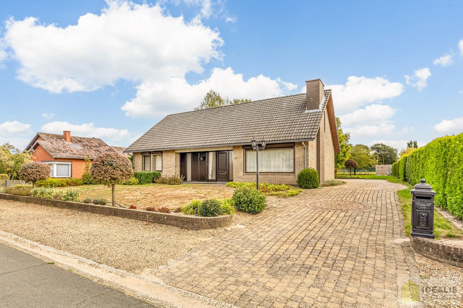 IDEALIS VASTGOED – PERFECT ONDERHOUDEN, INSTAPKLARE WONING +- 175M², MET MAAR LIEFST 4 SLAAPKAMERS, HEERLIJK LICHTRIJKE WOONKAMER EN DUBBELE GARAGE OP EEN PRACHTIG GROEN EN RUIM PERCEEL VAN 18A 43CA. foto 4