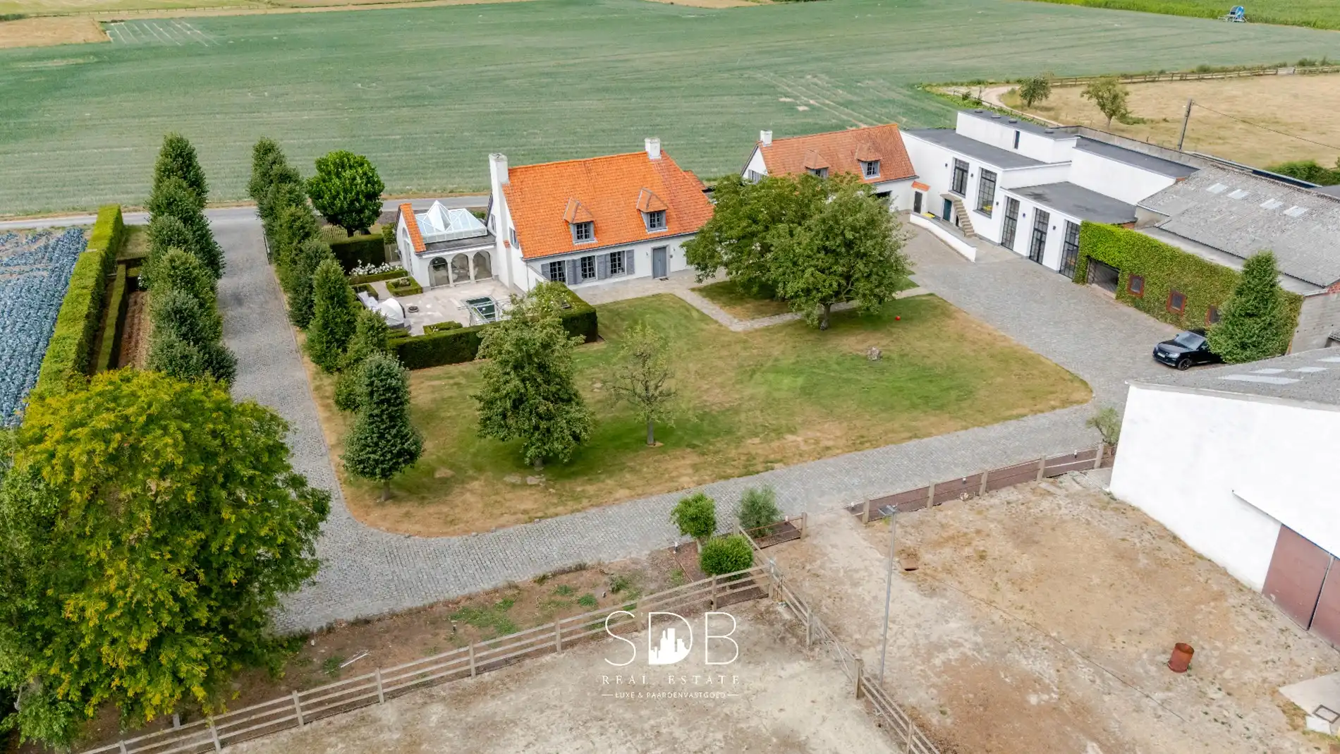 Landelijke villa met bijgebouwen en graslanden op 23.740m² foto 41