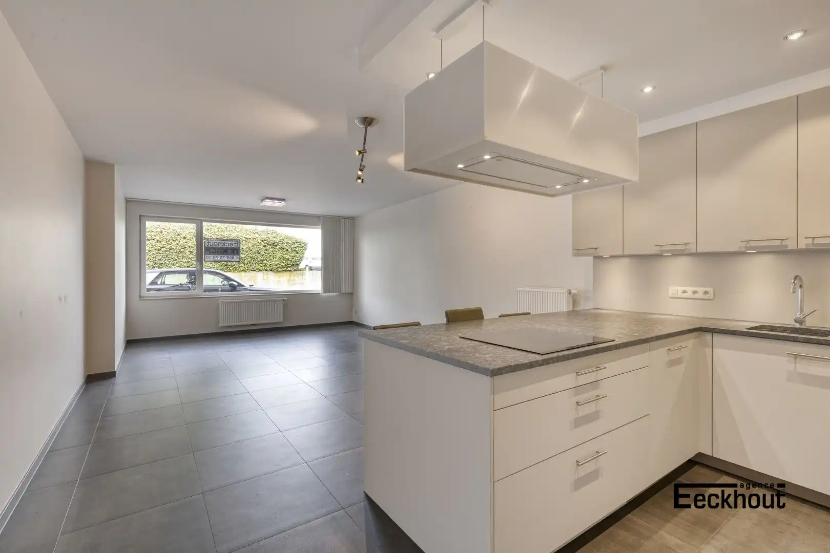 Instapklaar 2-slaapkamer appartement met ruim terras gelegen aan de Spuikom te Bredene! foto {{pictureIndex}}