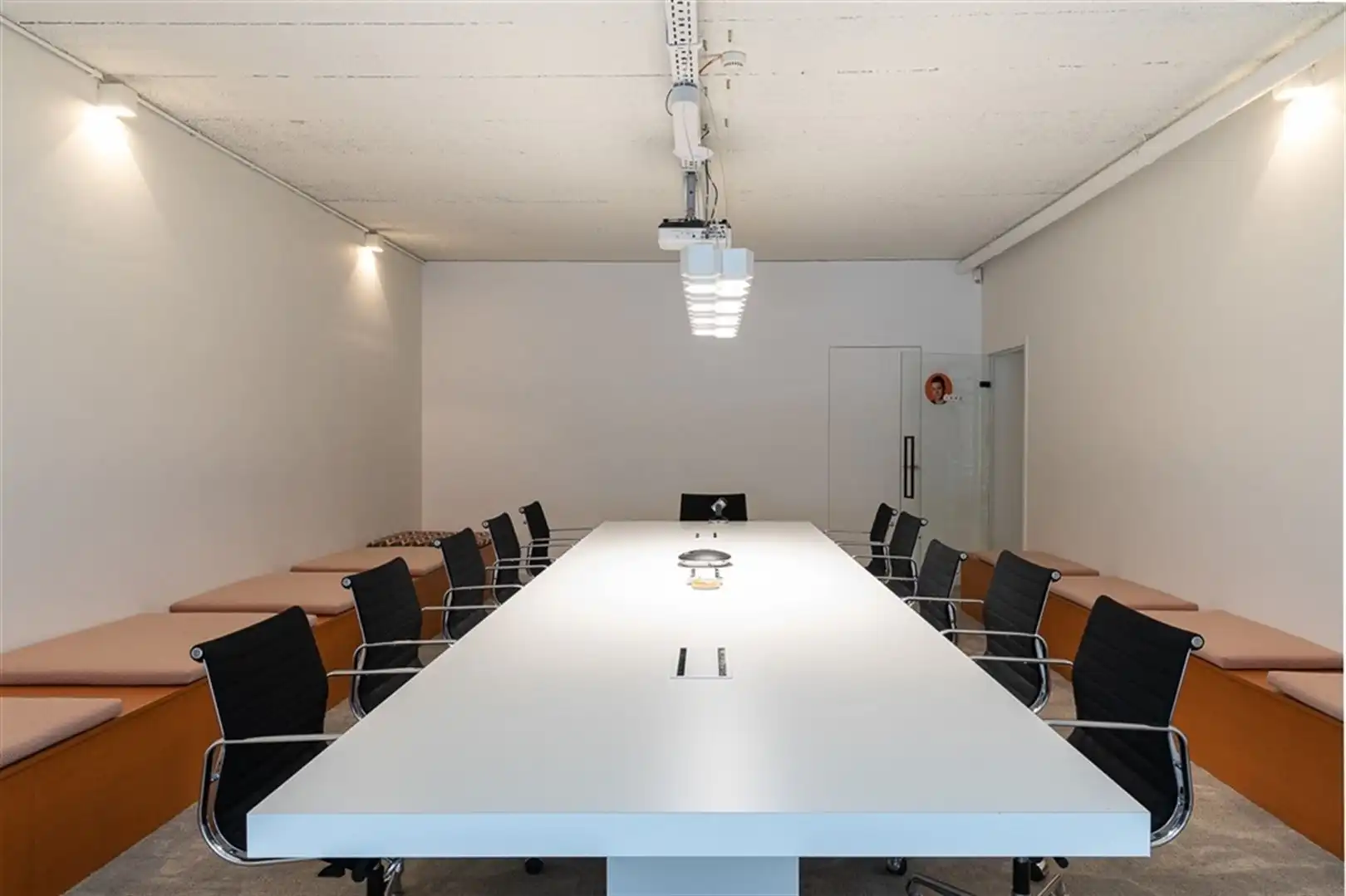 Ingericht kantoor van 915 m² te huur aan de Scheldekaaien foto 9