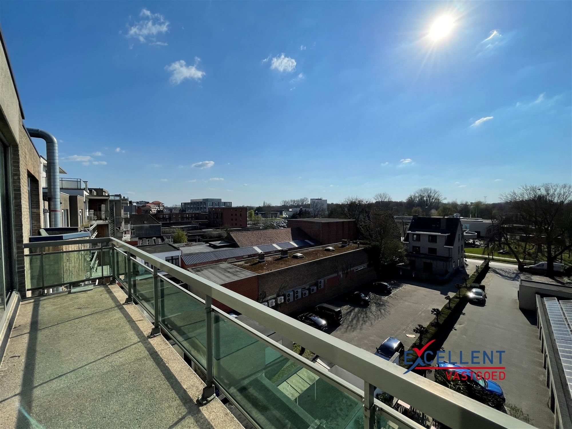 Zeer ruim 2-slaapkamer appartement te huur op de markt van Deinze! foto 10
