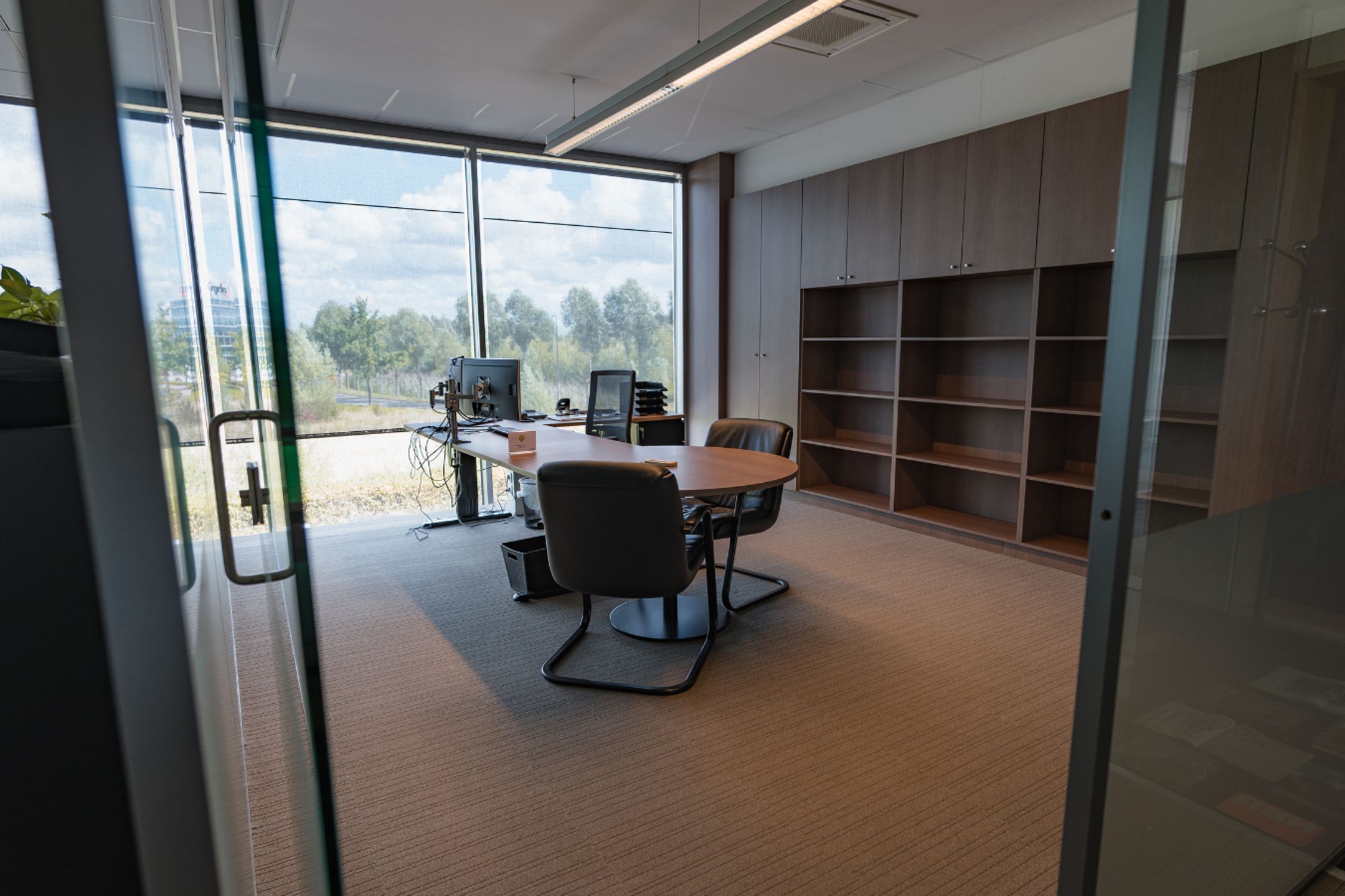 Modern bedrijfsgebouw langs E17 in Zwijndrecht foto 23