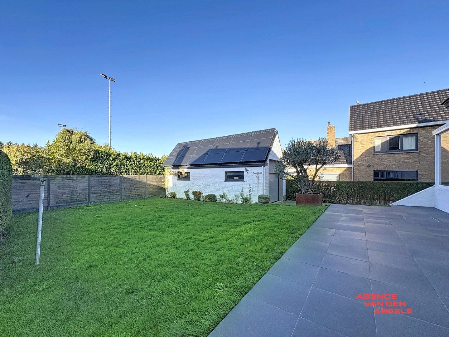 Ruime alleenstaande villa met grote tuin en veranda foto 22