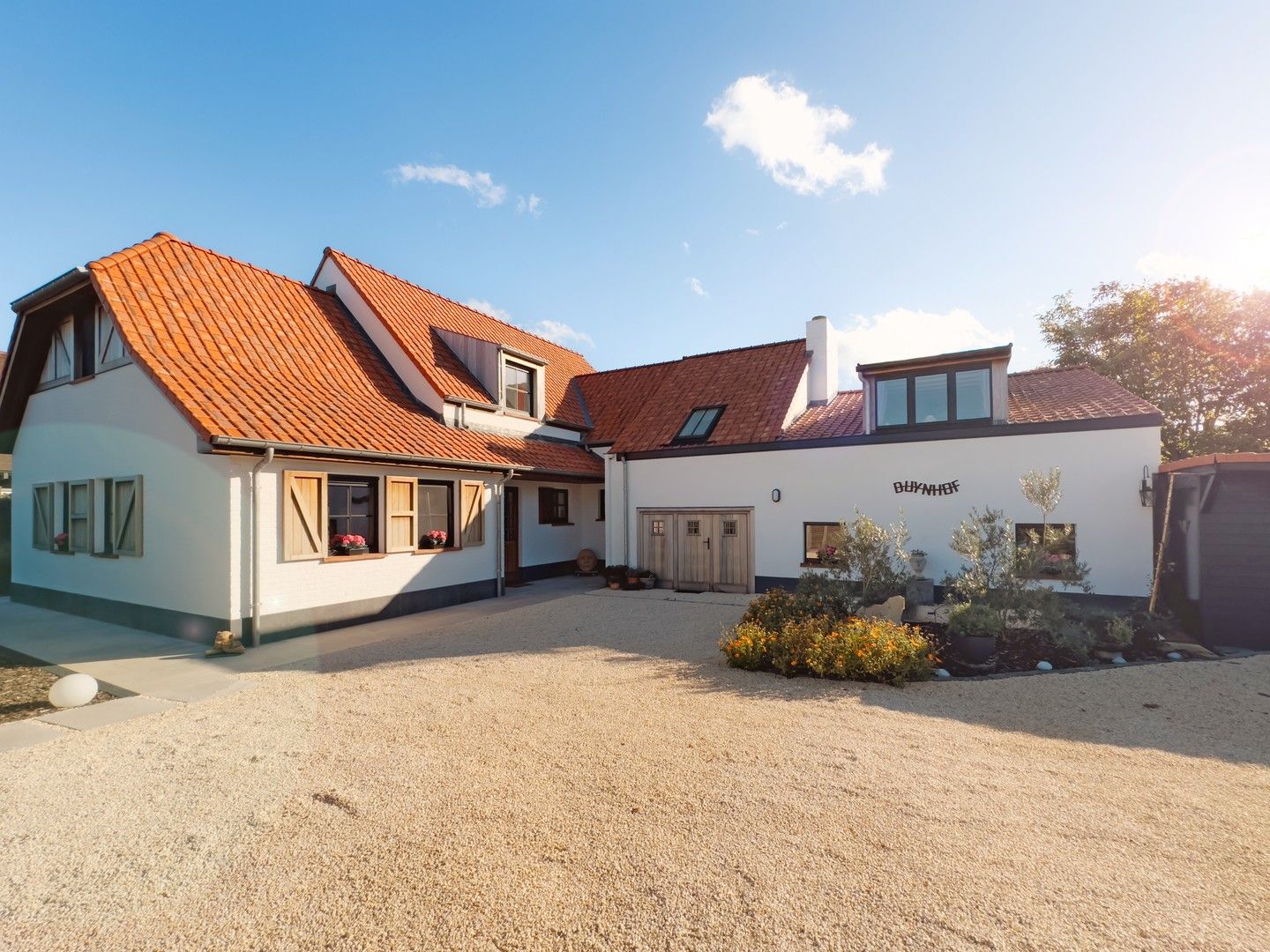 Alleenstaande woning, rustig gelegen in een residentiële omgeving, vlakbij het centrum van Knokke. foto {{pictureIndex}}