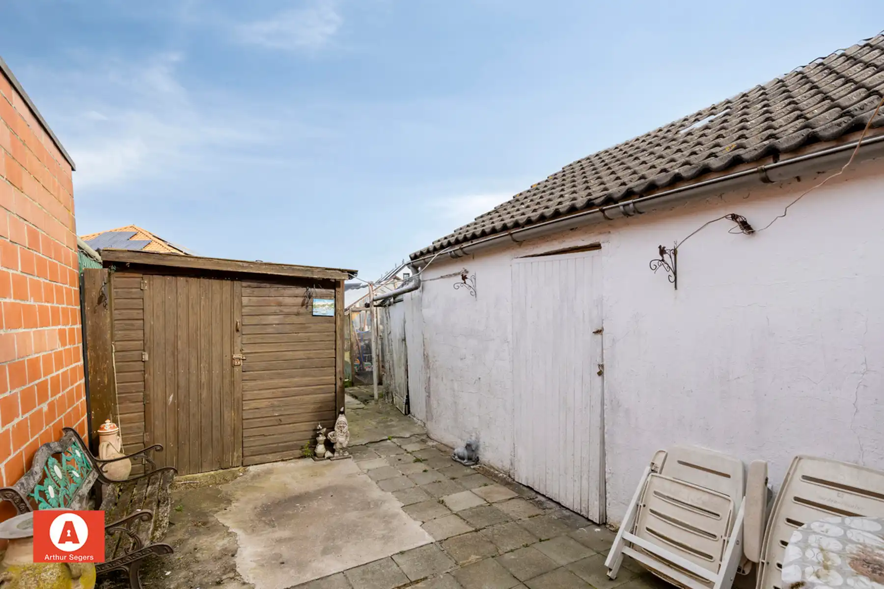 Solide half-open bebouwing met achtergelegen fietswegel. foto 22