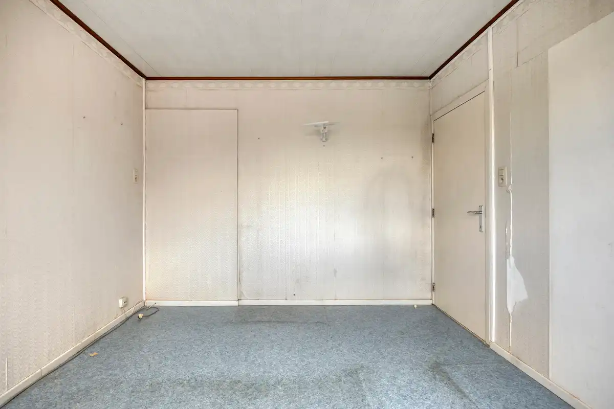 Te renoveren woning met grote garage foto 30
