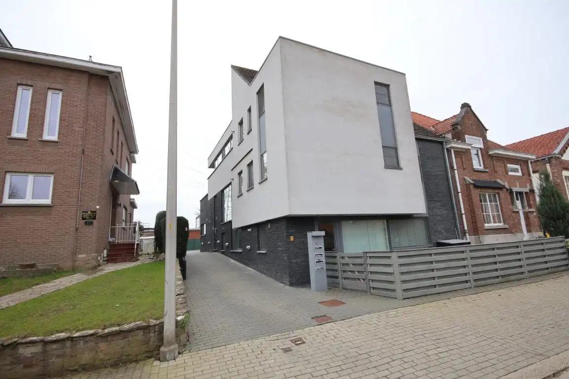 Rustig gelegen duplex appartement, met garage en extra staanplaats op wandelafstand van het centrum van Sint-Truiden. foto {{pictureIndex}}