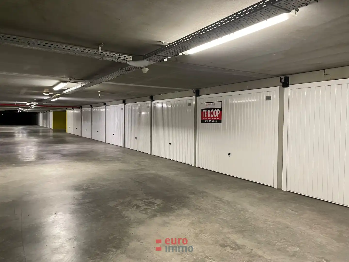 Zéér vlot toegankelijke garagebox op toplocatie te Nieuwpoort! foto {{pictureIndex}}