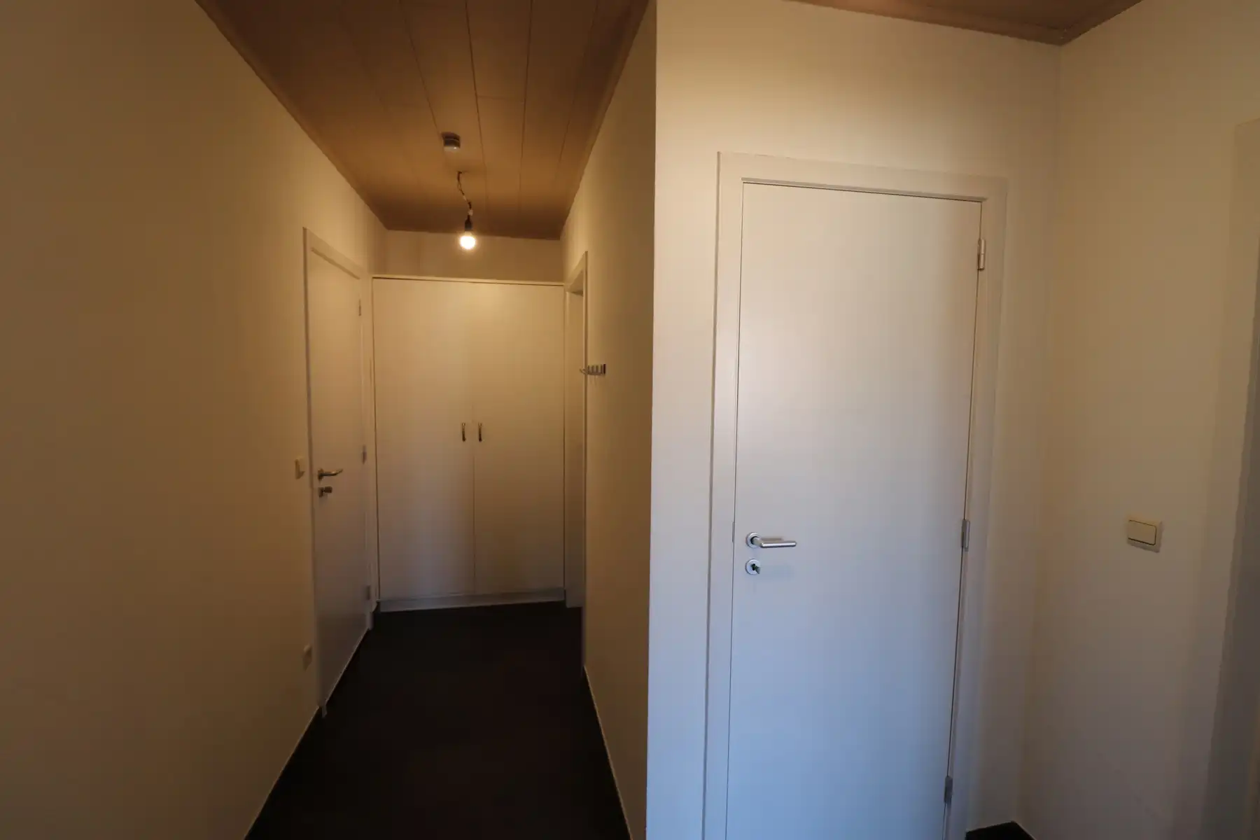 Ruim 2-slaapkamerappartement met terras en lift op de 1ste verdieping links met garage foto 2