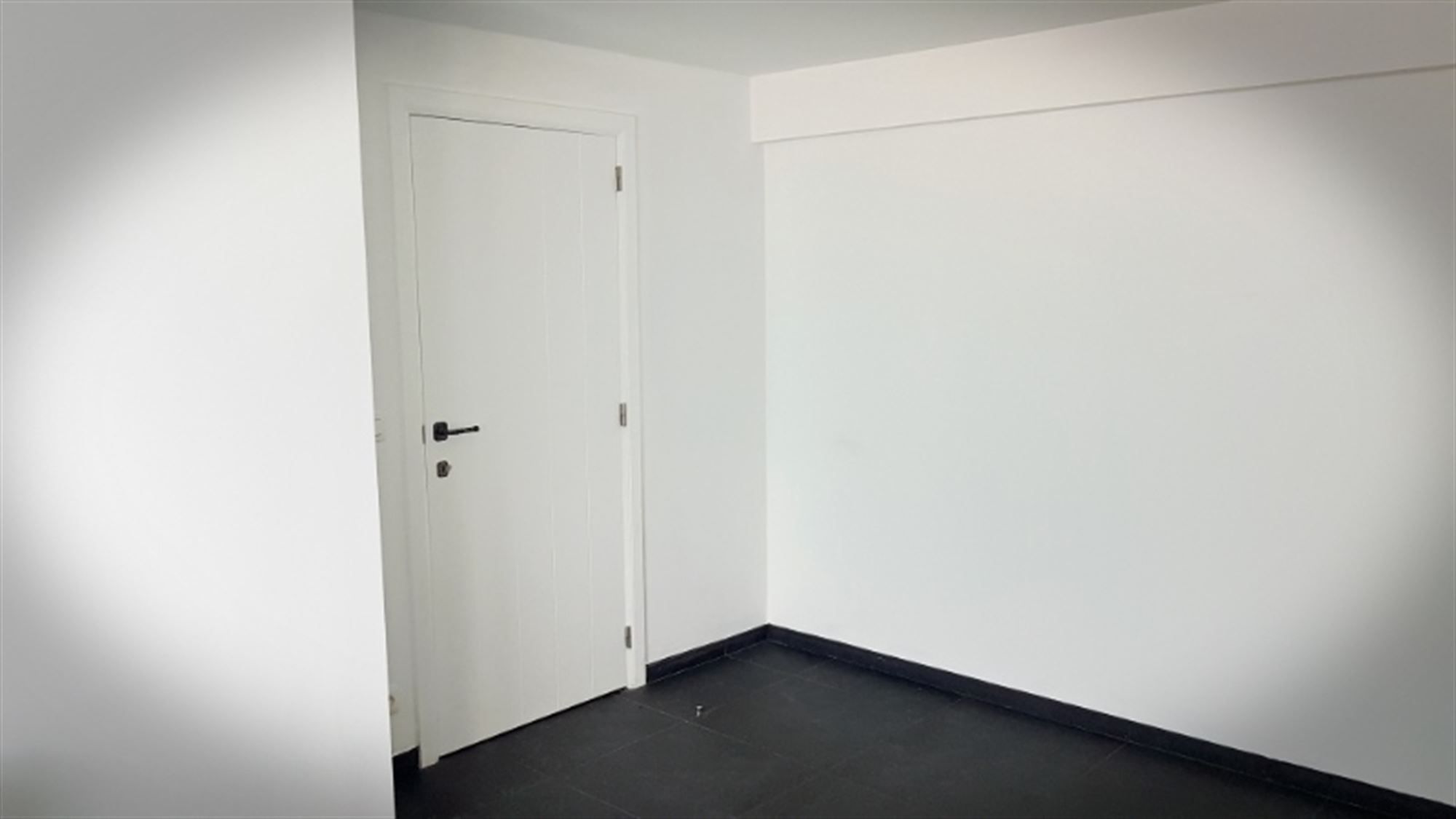 Prachtig gerenoveerd gelijkvloers appartement met 2 slaapkamers foto 12