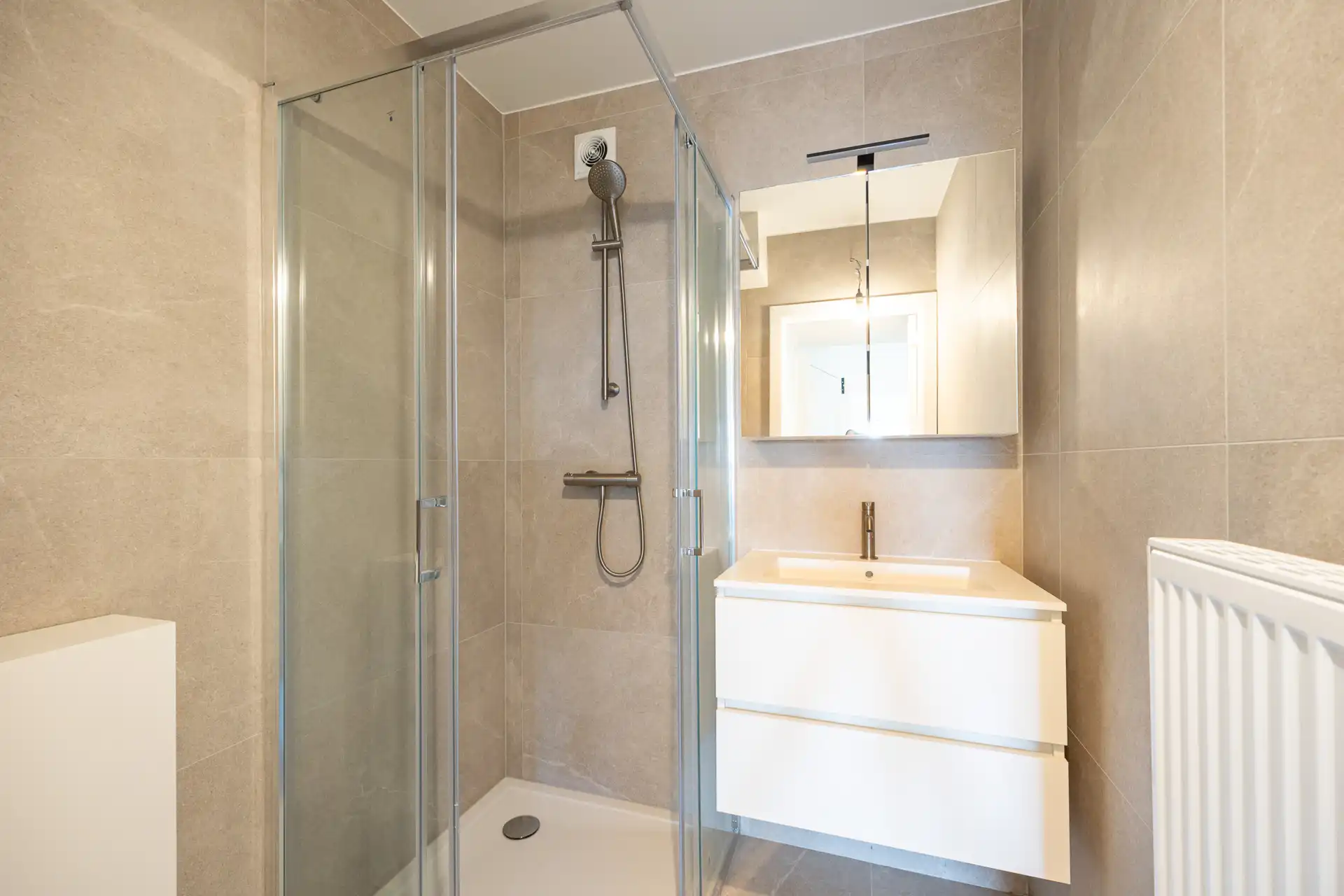 Prachtig gerenoveerd appartement met 2 slaapkamers. foto 11