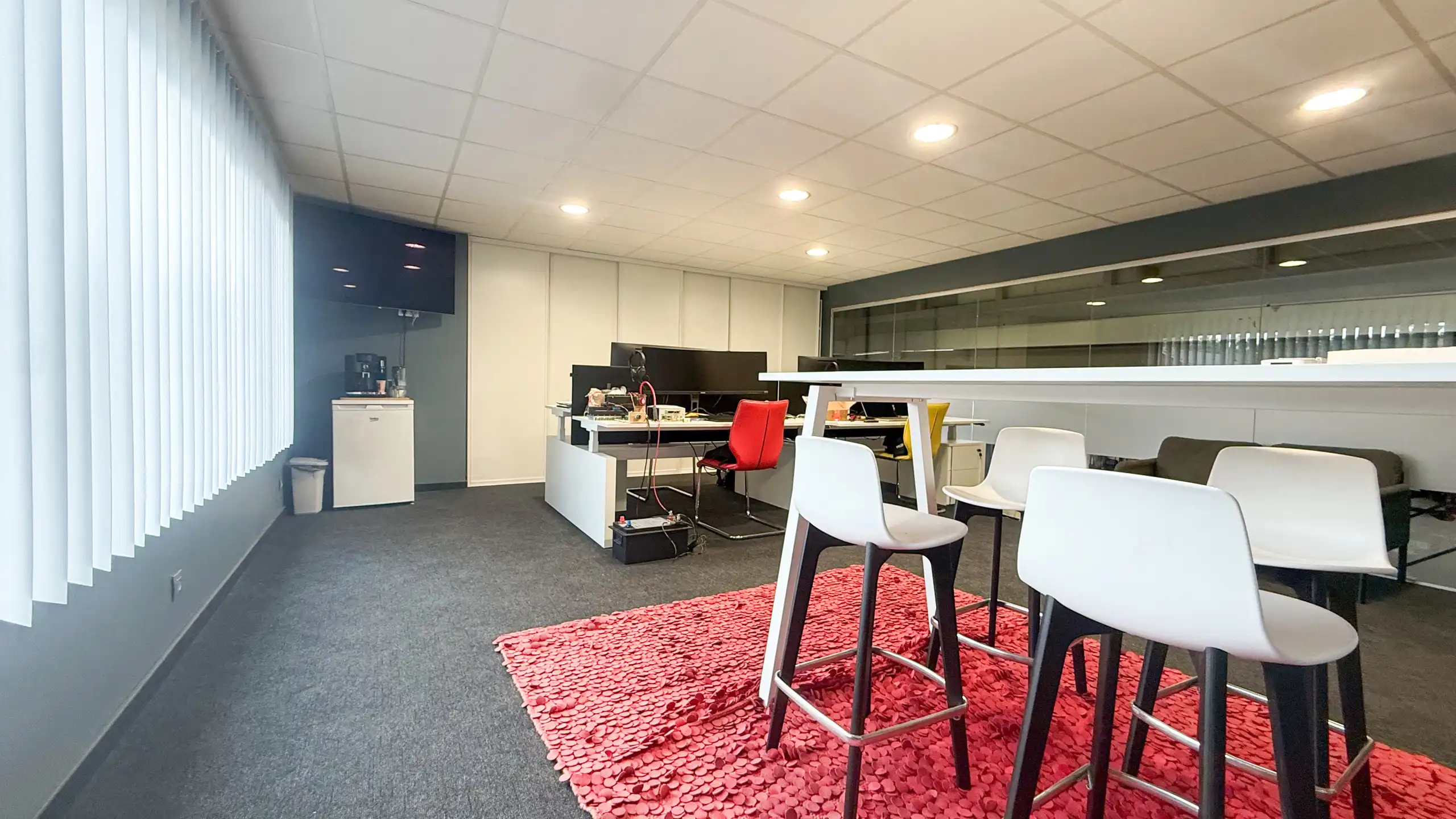 Gelijkvloerse woning met ruim magazijn en zwembad! foto 57