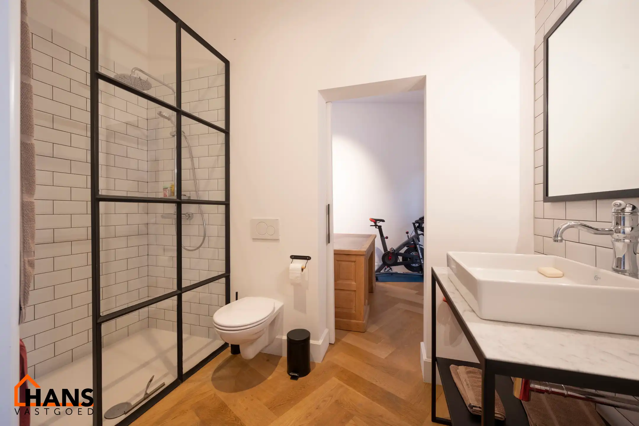 Ruim appartement in charmant gebouw. foto 18