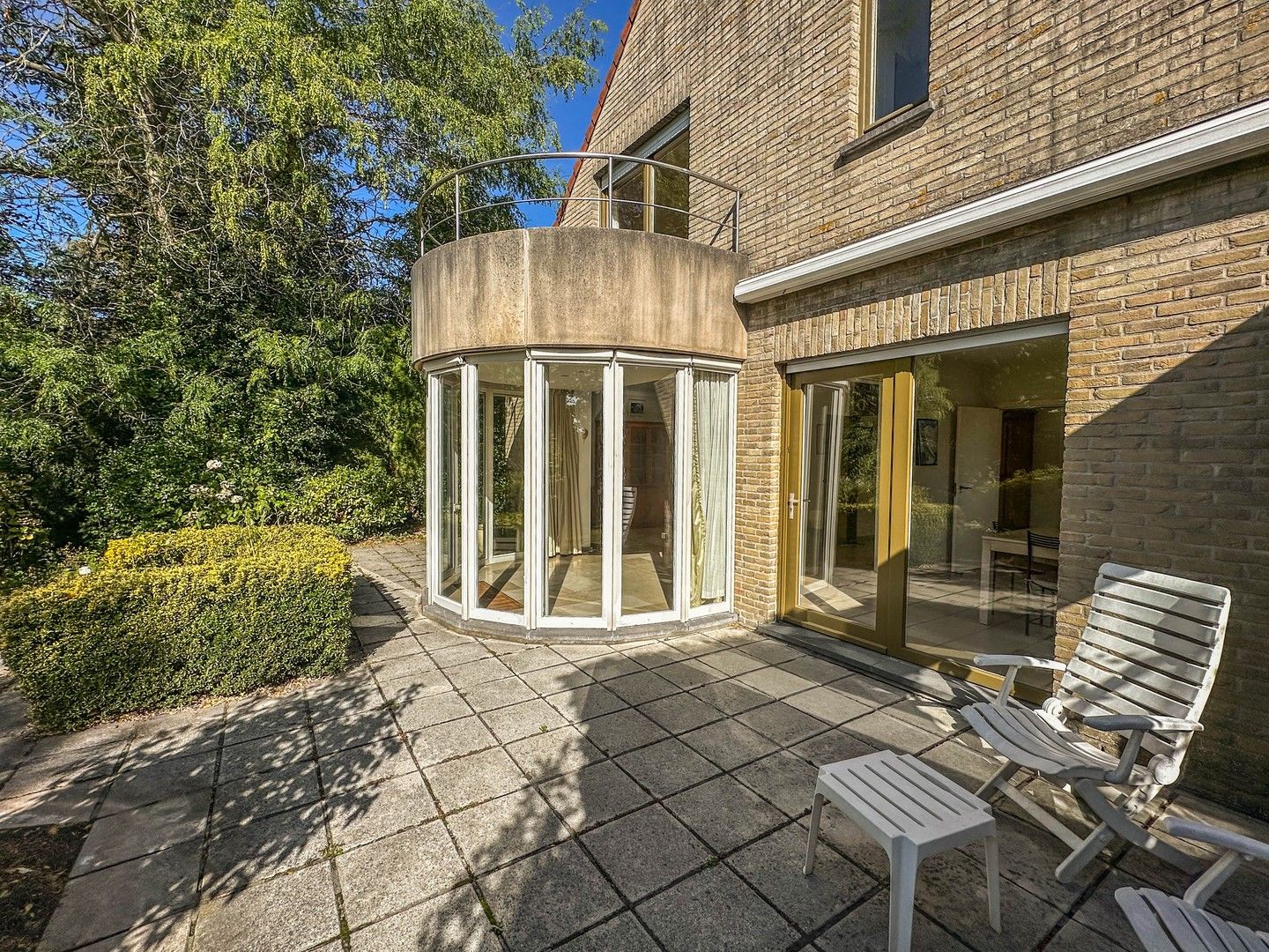 Zonovergoten alleenstaande villa met grote prachtige tuin (1.002m²). foto 16