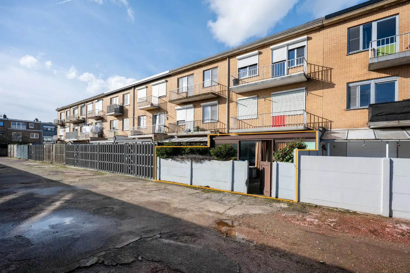 Gelijkvloers appartement met 2 slpk., veranda, verhard tuintje en garage foto 17