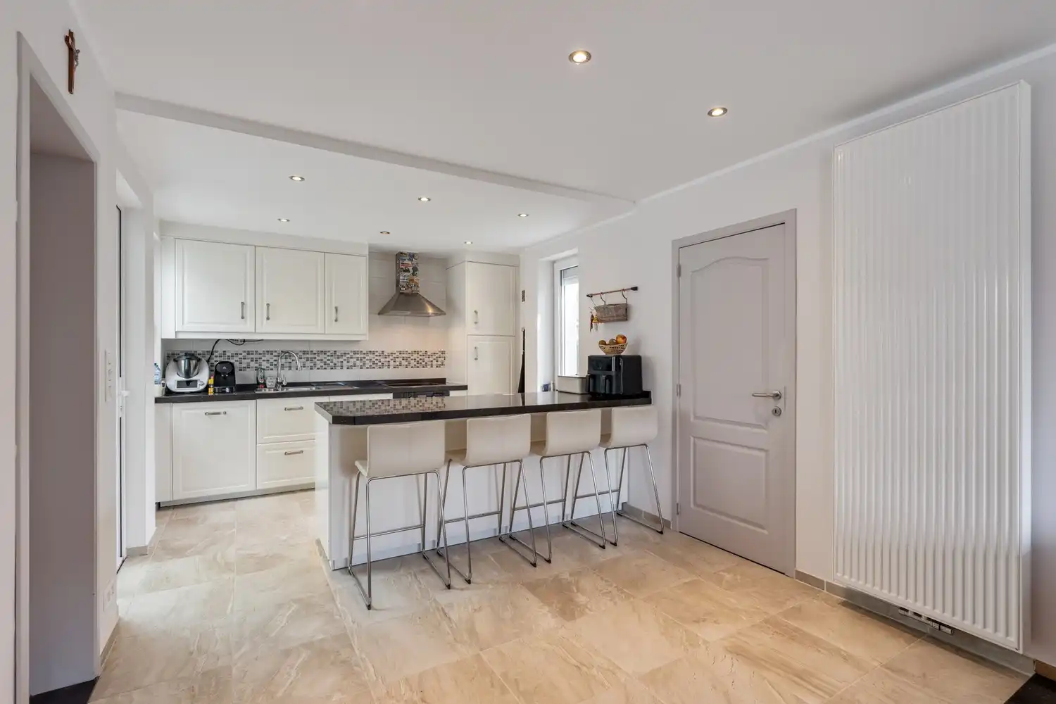 Landelijk gelegen, instapklare woning met 4 slaapkamers en zuidwestgerichte tuin op 8a27ca te Lubbeek. foto 9