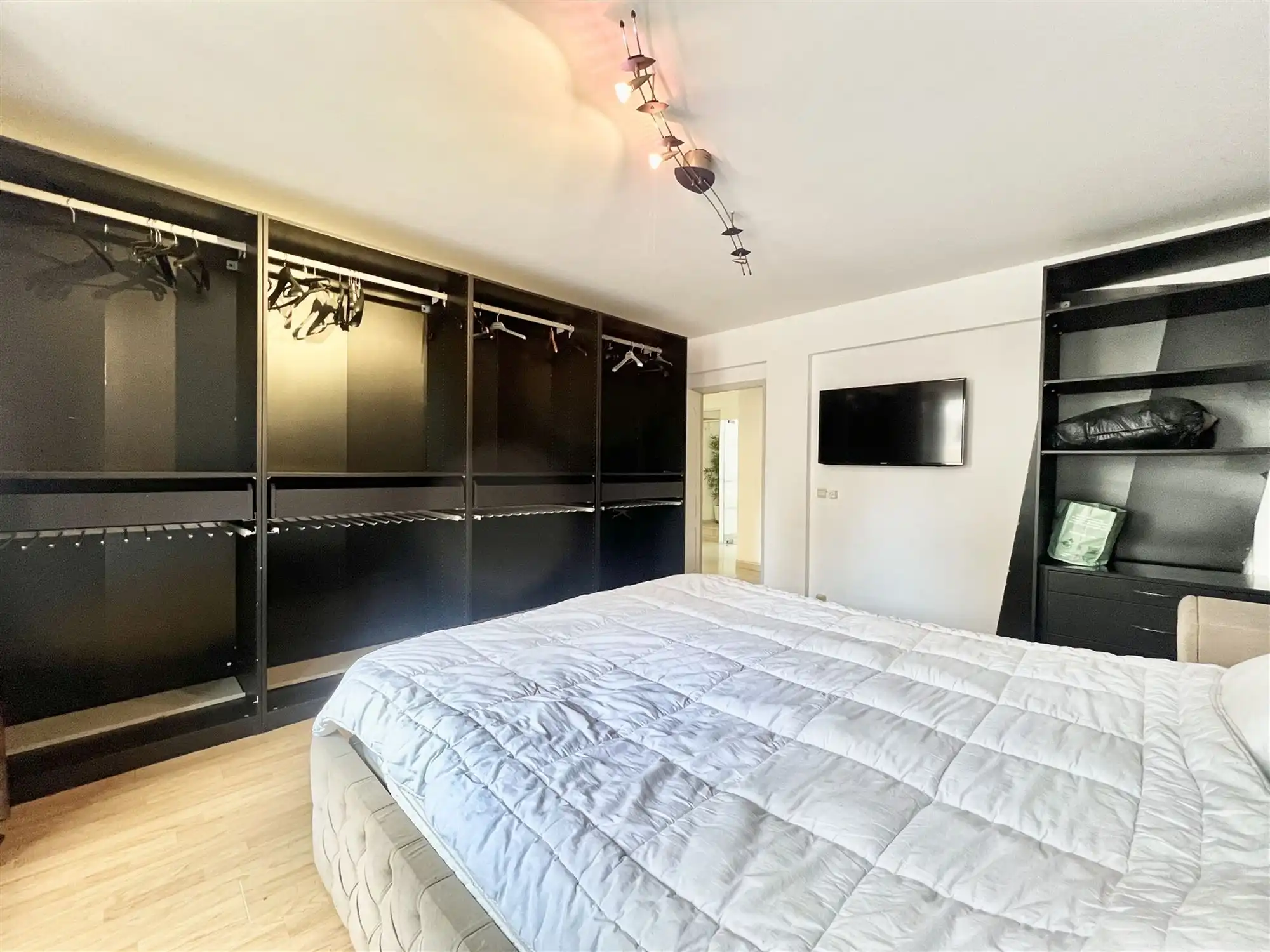 Lichtrijk 2-slaapkamerappartement op toplocatie nabij Centraal Station foto 8