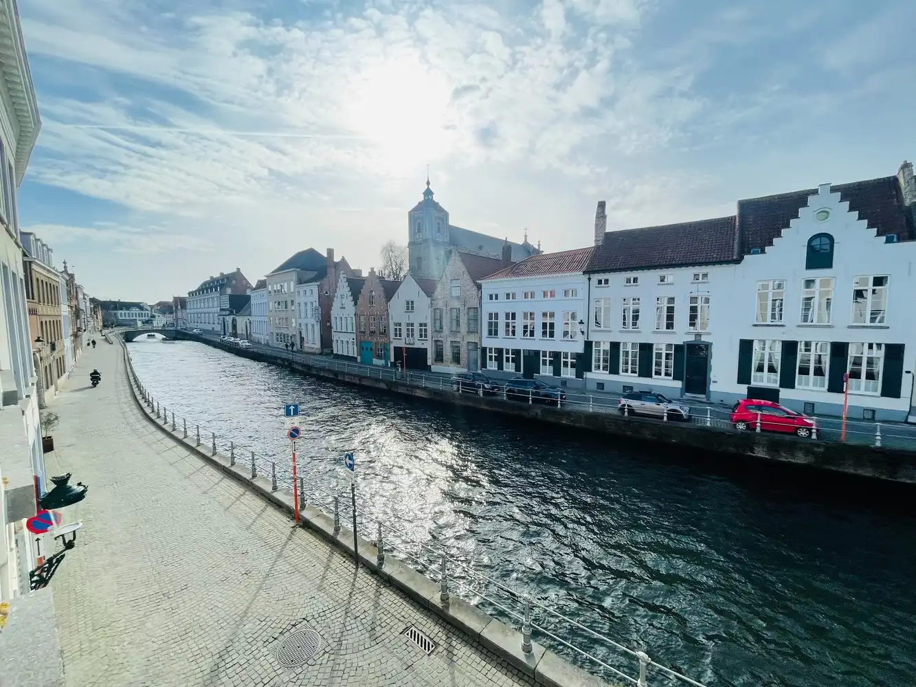 Brugge,aan de SINT-ANNAREI , DUBBEL APPARTEMENT( 250m²)  in een herenhuis  vooraan zicht op de Sint-Annarei, achteraan zicht op een grote gemeenschappelijke tuin,2  livings, 2 keukens, 4 slaapkamers, 2 badkamers. foto 5