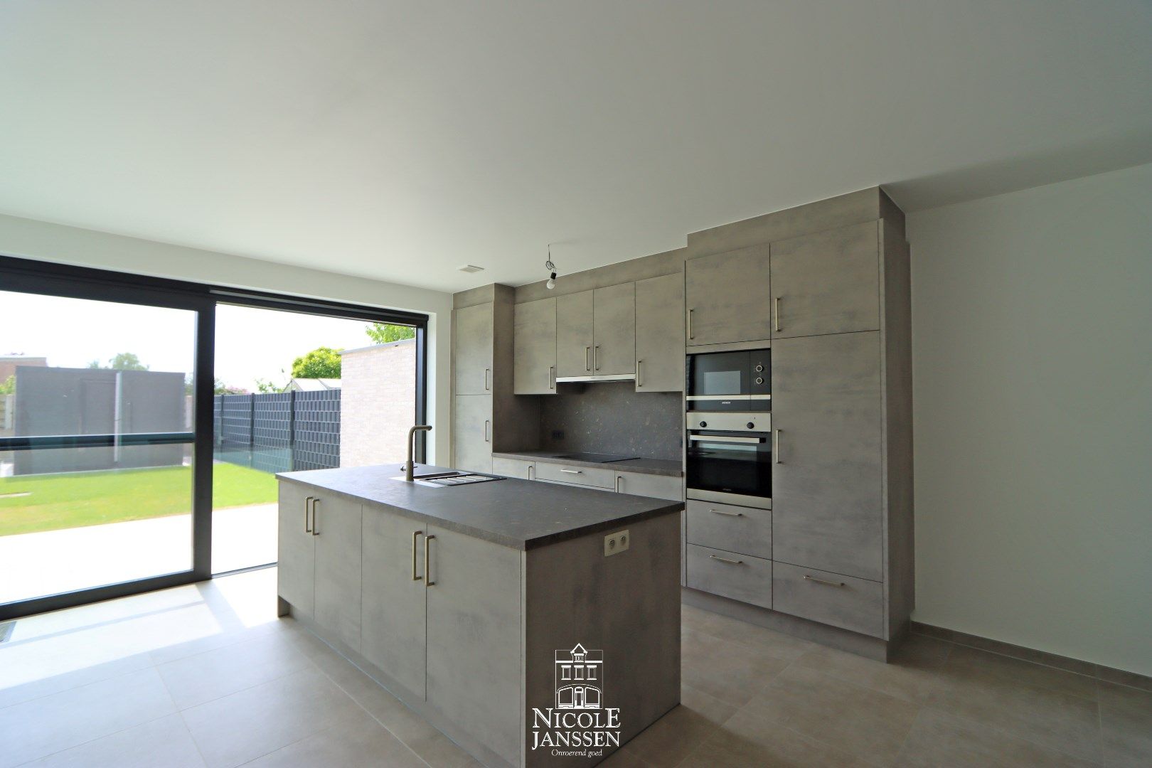 Halfvrijstaande nieuwbouwoning met 3 slaapkamers, carport en tuin in een rustige omgeving foto 6