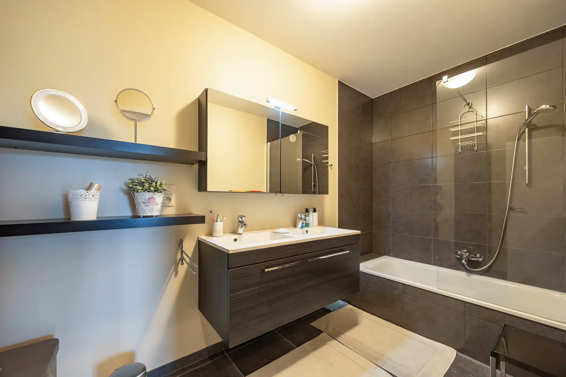 Ruim recent app. (2013 ) met 2 slpk's en garagebox foto 13