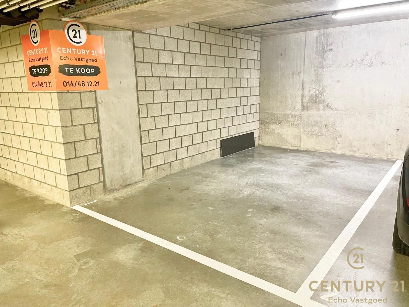 Ruime Autostaanplaats in Recente, Afgesloten Parkeergarage foto {{pictureIndex}}