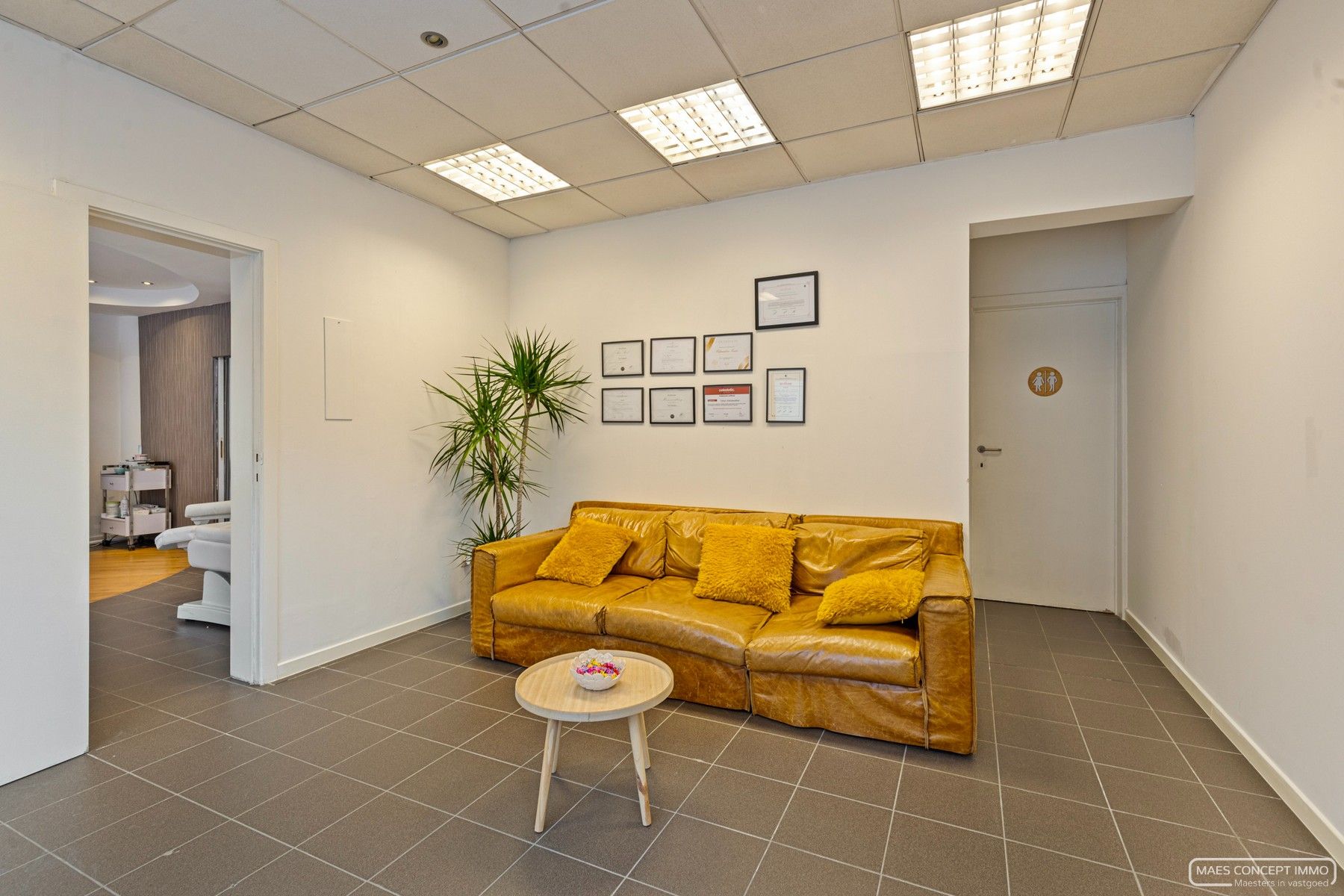Te koop handelspand met appartement boven in centrum Desselgem foto 9