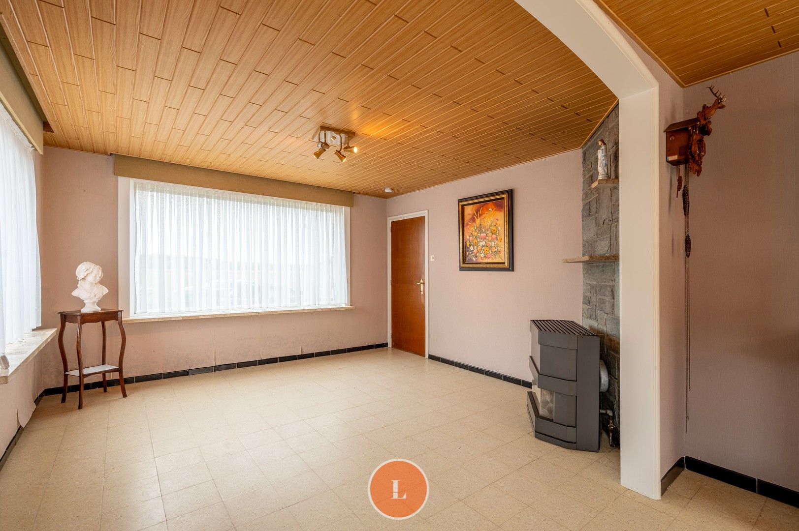 Te renoveren halfopen woning met 3 slaapkamers en 2 garages te Izegem! foto 2