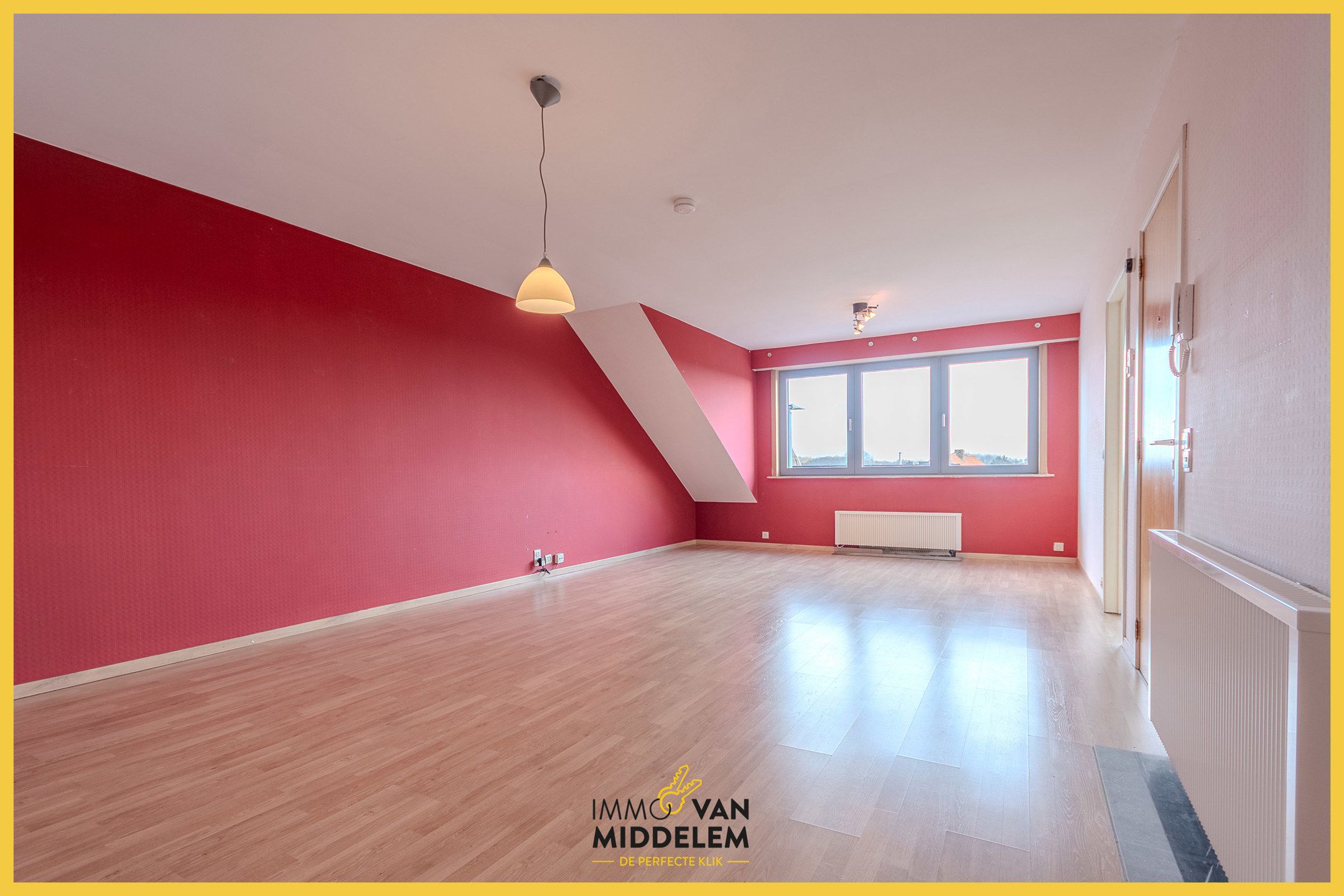 LICHTRIJK EN RUIM APPARTEMENT MET 2 KAMERS & GARAGE  foto 2