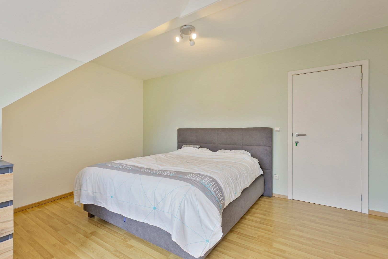 Comfortabel appartement voorzien van 3 slaapkamers, een fraai terras en een autostandplaats gelegen in het centrum van Kinrooi!  foto 13