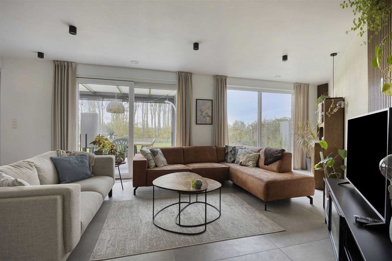 Instapklaar driegevel woning in groene omgeving foto 3