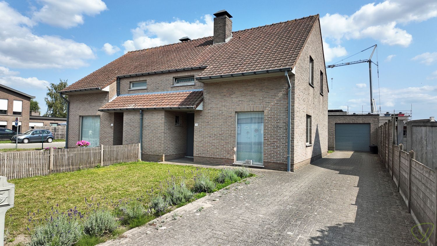 Gezellige gezinswoning met tuin en garage in Oosteeklo-Dorp! foto {{pictureIndex}}