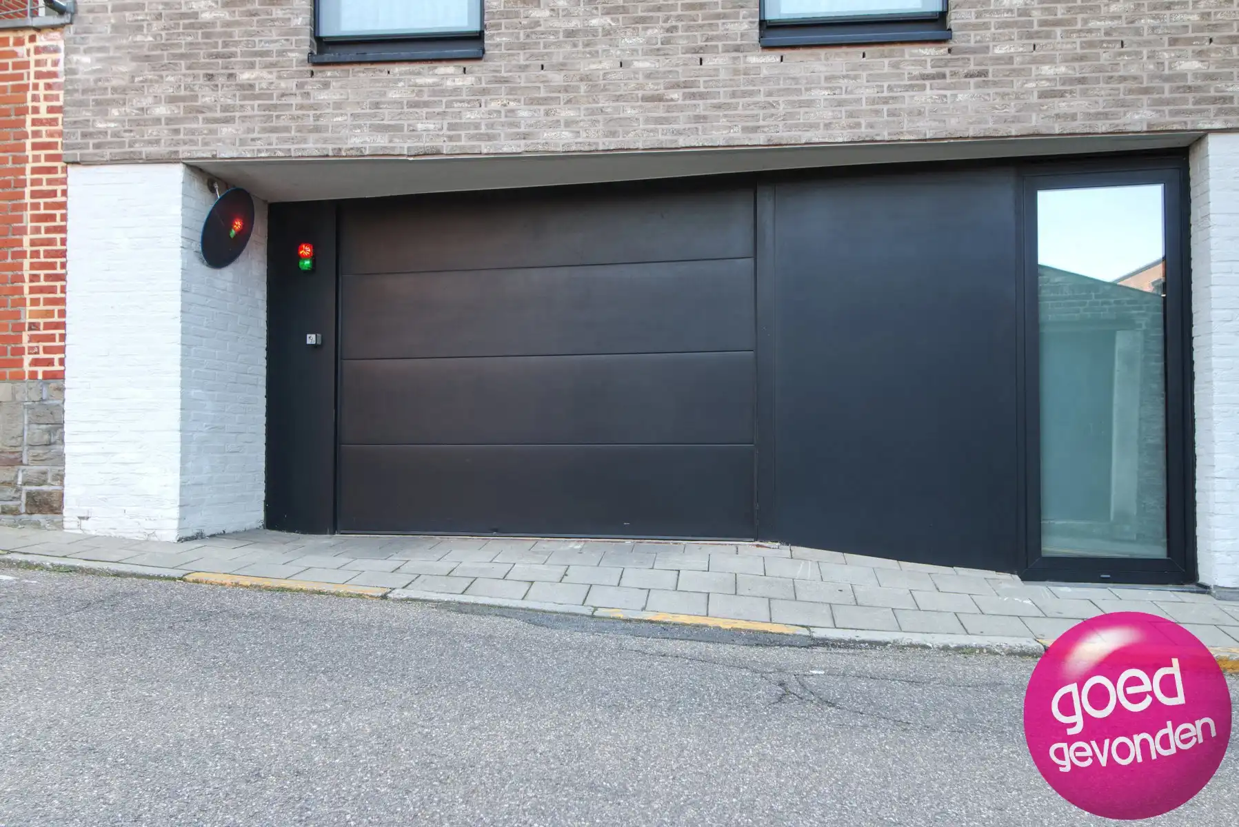 ONDERGRONDSE PARKEERPLAATS - CENTRUM - VEILIG - AUTOLIFT foto 2