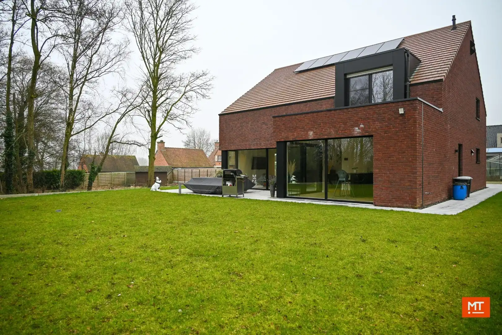 Nieuwbouwvilla met 3/4 slaapkamers, garage en tuin op een perceel van 1.776 m² foto {{pictureIndex}}